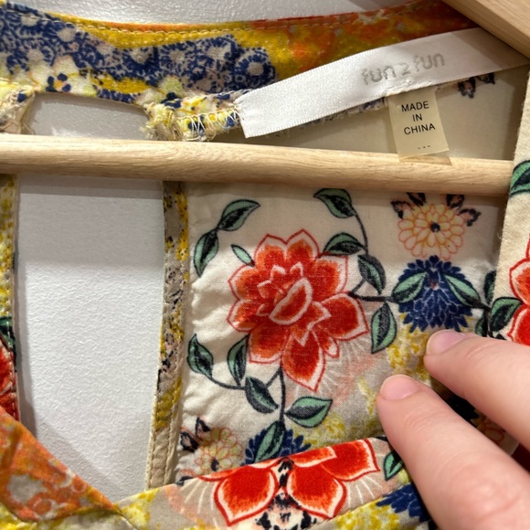 Charming Floral Sleeveless Top - Picture 6 of 6